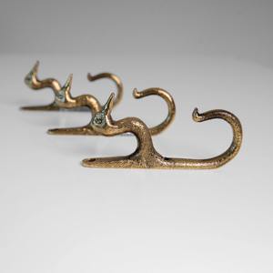 Gancho de pared con forma de cabeza de pájaro, acabado en latón dorado, elegante organizador de baño, perfecto para toallas, batas y accesorios, de la India. - Product Image 3