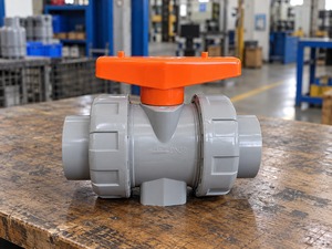 Vanne à boisseau sphérique manuelle CPVC DN15 avec siège en PTFE, filetage NPT 30 degrés, port 1/2 pouce pour l'eau, personnalisable OEM, directement de l'usine C-Way - Product Image 1