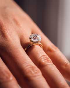 Anillo de compromiso de oro macizo de 14K con diamante de laboratorio de corte cojín y halo oculto, modelo 2026 para uso diario, anillo solitario con engaste de 4 garras para mujer - Product Image 6