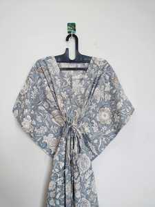 Vestido Kaftan Floral Hecho a Mano en India, Ligero, Color Gris, para Playa o Festival - Product Image 2