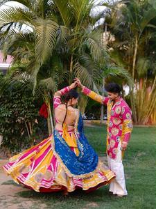 Lehenga Choli en coton mousseline de qualité supérieure, entièrement brodé avec des motifs miroir, et dupatta en dentelle à sequins sur les quatre côtés avec bordure en toile. - Product Image 4