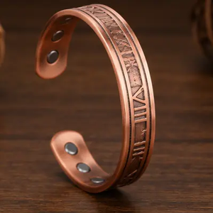 Brazalete de Cobre Hecho a Mano de Lujo con Números Romanos en Relieve, Personalización, Detalles Magnéticos, Regalo Promocional Novedoso - Product Image 1