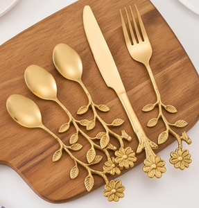 Cuillères à thé élégantes en forme de branche de fleur dorée avec longues poignées, cuillères à thé en métal poli miroir, design créatif pour une utilisation en soirée - Product Image 4