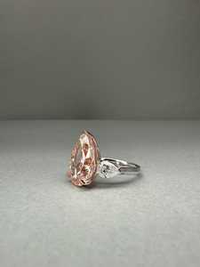 Anillo de tres piedras con diamante de corte pera de 3.01 CT, rosa de fantasía, cultivado en laboratorio, para mujer, en oro blanco de 14K, regalo de compromiso para novias. - Product Image 2