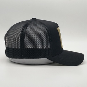 Gorra Trucker Negra de Malla ZYNTRA INDUSTRIES, Ajustable, con 5 Logos Bordados Comunes, Estilo Urbano Personalizado, Unisex, para Playa, Poliéster/Algodón - Product Image 2