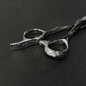 Tijeras de peluquería profesionales con diseño de dragón, herramienta de corte de precisión para uso en barberías y salones. - Product Image 3
