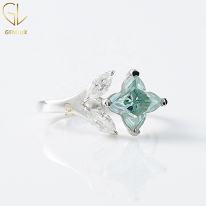 Bague de fiançailles à trois pierres, bague en diamant inspirée des feuilles, bague de mariage unique en diamant moissanite à coupe florale verte, or blanc 10 carats - Product Image 3