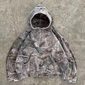 เสื้อฮู้ดดี้ผู้ชายที่ออกแบบด้วยผ้าเนื้อนุ่มและทรงหลวม ให้ความสบาย ทันสมัย และใช้งานได้หลากหลายสำหรับการสวมใส่ลำลองในชีวิตประจำวัน - Product Image 1