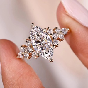 Anillo de Compromiso con Diamante Cultivado en Laboratorio Marquise_ Engaste Muse de Oro Inspirado en la Naturaleza - Certificado IGI - Product Image 4