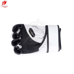 Guantes de Entrenamiento de Boxeo y Sparring MMA Blancos con Dedos Descubiertos y Correa de Muñeca Ajustable con Cierre de Velcro (Cuero PU) - Product Image 6