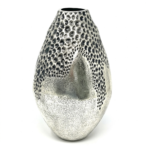 Jarrón de Metal Plateado Martillado Contemporáneo para Mesa - Base Antideslizante, Ecológico, Resistente al Óxido, Hecho a Mano, Decoración para el Hogar, para Bodas - Product Image 1
