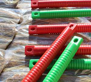 Escoba de Hierba Suave Vietnamita con Mango Largo de Plástico/Madera, Opción Económica y Duradera para la Limpieza de Pisos del Hogar, Altura de 45 Pulgadas o Más - Product Image 4