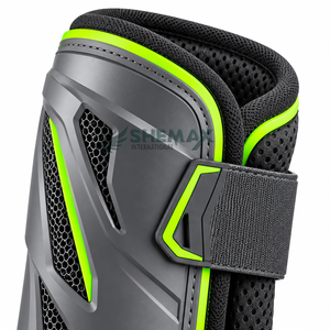 Botas elegantes para cepillar el pelaje del caballo que proporcionan una cómoda cobertura para las patas, movimiento flexible y un cierre seguro para la equitación. - Product Image 6