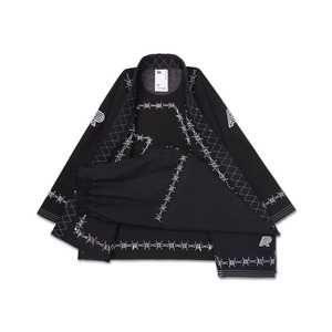 Kimono de Jiu-Jitsu noir pour arts martiaux, modèle A & P Barrier Gi, avec broderie motif fil barbelé et accents blancs - Product Image 1