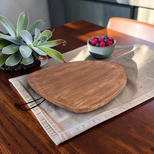 Planche à découper triangulaire en bois d'acacia écologique, artisanale de qualité supérieure, couleur naturelle, avec rainure pour les jus et poignées latérales, par Unicorn Handicrafts - Product Image 6