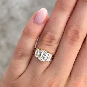 Anillo de Compromiso Personalizado de Oro Sólido de 10K/14K/18K con Diamante Cultivado en Laboratorio de 3 Quilates, Corte Esmeralda, Tres Piedras, Engaste de Tres Puntas, Certificado IGI - Product Image 2