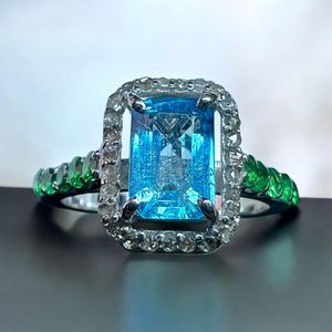 Anillo de cóctel con topacio de corte esmeralda, halo de diamantes pavé y banda de piedras preciosas verdes en plata 925 para mujer, joyería de lujo para compromiso. - Product Image 1