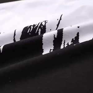 Camiseta informal de manga corta con estampado degradado en blanco y negro para hombre - Product Image 4