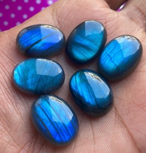 Cabochon ovale en labradorite bleue naturelle polie avec effet de changement de couleur pour la fabrication de bijoux en gros - Product Image 4