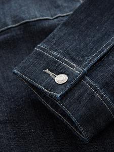 Veste en jean décontractée pour homme, confectionnée avec un tissu doux et résistant, coupe décontractée, effet délavé élégant et structurée. - Product Image 6
