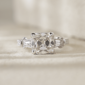 Anillo de Oro Blanco Sólido de 14K con Diamante Cultivado en Laboratorio de 3 Quilates, Corte Antiguo, para Mujer, Estilo Art Deco Vintage, con Tres Piedras en Forma de Baguette - Product Image 1