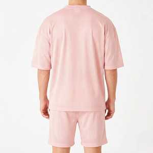 Ensemble décontracté pour homme en maille rose clair, t-shirt oversize et short assorti, style streetwear léger, collection été 2026 - Product Image 2