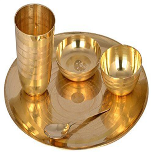 Juego de vajilla minimalista de bronce dorado Kansa con tazones y platos con motivos de líneas impresas, disponible a precios de mayorista. - Product Image 1