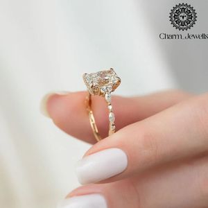 แหวนหมั้นผู้หญิง Charm_Jewells ชุบทองคำขาวประดับเพชรโมอิสซาไนต์ทรงคุชชั่น ตัวเรือนเงินแท้ ดีไซน์คลาสสิคแบบหนามเตย รับรองโดย IGI น้ำหนัก 3 กรัม - Product Image 2