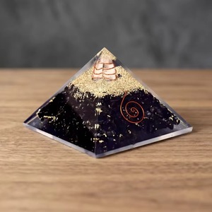 Pyramide d'orgonite en tourmaline noire, pierre de cristal polie à la main, décoration d'intérieur, forme triangulaire, pierre précieuse naturelle de forme pyramidale - Product Image 4
