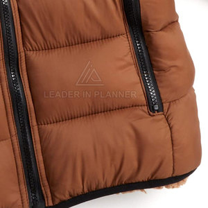 เสื้อแจ็คเก็ตบุขนเป็ดผู้ชายแบบมีฮู้ด ผลิตอย่างมืออาชีพ ขายส่ง โลโก้ด้านหน้า สวมใส่สบายๆ ใช้กลางแจ้ง น้ำหนักเบา เหมาะสำหรับฤดูหนาว - Product Image 6