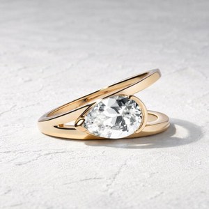 Bague de fiançailles solitaire en or pur 14K/18K 1,75 ct, taille poire, style East-West, avec anneau à cannelures croisées, certifiée IGI - Product Image 4