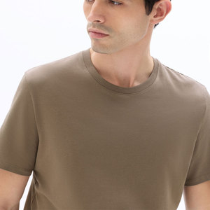 เสื้อยืดคอกลมแขนสั้นสีน้ำตาลสำหรับผู้ชาย ทรงปกติ สีพื้น ผ้าเจอร์ซีย์ถัก 100% ผ้าฝ้าย ย้อมสีเรียบ เนื้อผ้านุ่ม - Product Image 4