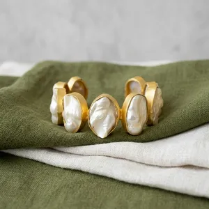 Brazalete de Moda Chapado en Oro con Perlas de Imitación en Bisel, Estilo Vintage, Joyería Unisex de Aleación - Product Image 1