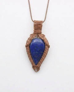 Collier en lapis-lazuli naturel, pendentif enroulé de fil de cuivre |   Bijoux en pierres précieuses faits à la main - Product Image 2