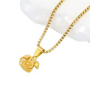 Pendentif animal classique pour Noël, en acier inoxydable 304 avec finition plaquée or 18 carats, accompagné d'une élégante chaîne en boîte - Product Image 1