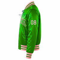 Alpha |   Kapa |   Blouson universitaire vert en satin pour femme Alpha avec boutons-pression, lettres grecques brodées, col et poignets en tricot rayé, vêtement d'extérieur