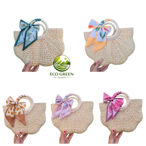 กระเป๋าหวายสานธรรมชาติ ทำมือ พร้อมหูหิ้วหวาย ประดับดอกไม้และพู่ห้อย เหมาะสำหรับเดินทางไปเที่ยวทะเล ขายส่ง - Product Image 2