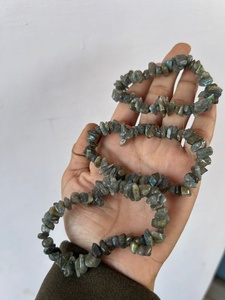 สร้อยข้อมือหินลาบราโดไรต์แกะสลักลายเงา รูปทรงไม่สม่ำเสมอ ประดับด้วยลูกปัดหินกึ่งมีค่า งานฝีมือสำหรับผู้หญิง วันดีไซน์เอิร์ธ - Product Image 4