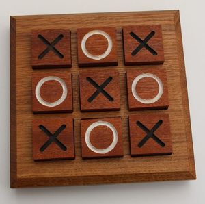 Juego Tradicional de Tres en Raya de Madera que Ofrece Entretenimiento Atemporal y una Experiencia de Juego Basada en Habilidades - Product Image 1