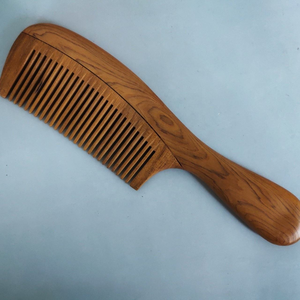 Peigne en bois naturel de haute qualité pour masser les cheveux et les coiffer, fabriqué à partir d'artisanat naturel vietnamien - Product Image 1