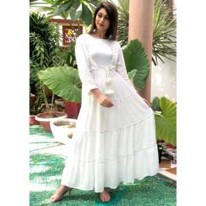 ชุดเดรสทรงเอไลน์สีขาวผูกด้านหน้า ประดับด้วยงานปักลายกอตต้าสีเงิน โดดเด่นด้วยดีไซน์เอวเข้ารูป - Product Image 2