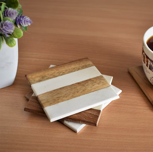 Ensemble de 4 dessous-de-verre en marbre et teck faits à la main, design unique - Product Image 1
