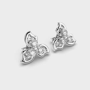 Boucles d'oreilles clous en diamant de laboratoire Swirl, argent sterling 925 massif, rhodiées, certifiées IGI, design trois pierres, cadeau d'anniversaire ou de fête - Product Image 3