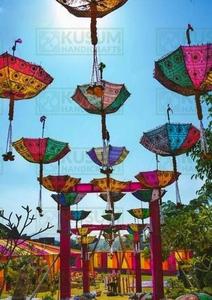 Parasol décoratif de style indien classique pour la décoration de salle de mariage, parapluie suspendu avec poignée en plastique - Product Image 3