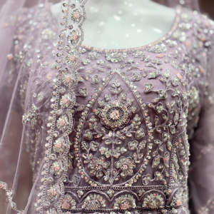 Conjunto de Lehenga de Lujo con Detalles Decorativos y Delicados Adornos Hechos a Mano, Ideal para Bodas - Product Image 2