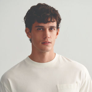 T-shirt à poche confortable pour homme - Doux, élégant et idéal pour les tenues décontractées, le travail et les journées décontractées - Product Image 2