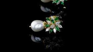 Boucles d'oreilles de mariée avec diamant de laboratoire taille poire et marquise, pierre verte et pendentif perle |   Événement Spécial Fête de Mariage - Product Image 4