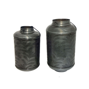 Ensemble de 3 lanternes à bougies en métal finition bronze antique vert, motif floral perforé, corps cylindrique, poignée en fil métallique - Product Image 5