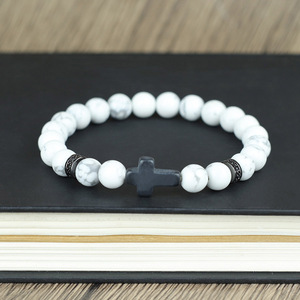 Bracelet en howlite blanche avec breloque crucifix noir, bijoux religieux extensibles, bracelet de prière en pierre naturelle - Product Image 5