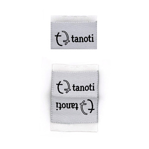 Etiquetas de Damasco Tejidas Personalizadas de Primera Calidad, Plegadas al Centro, Corte Láser, para Prendas y Bolsas, con Personalización de Logotipo de Empresa, Lavables - Product Image 1